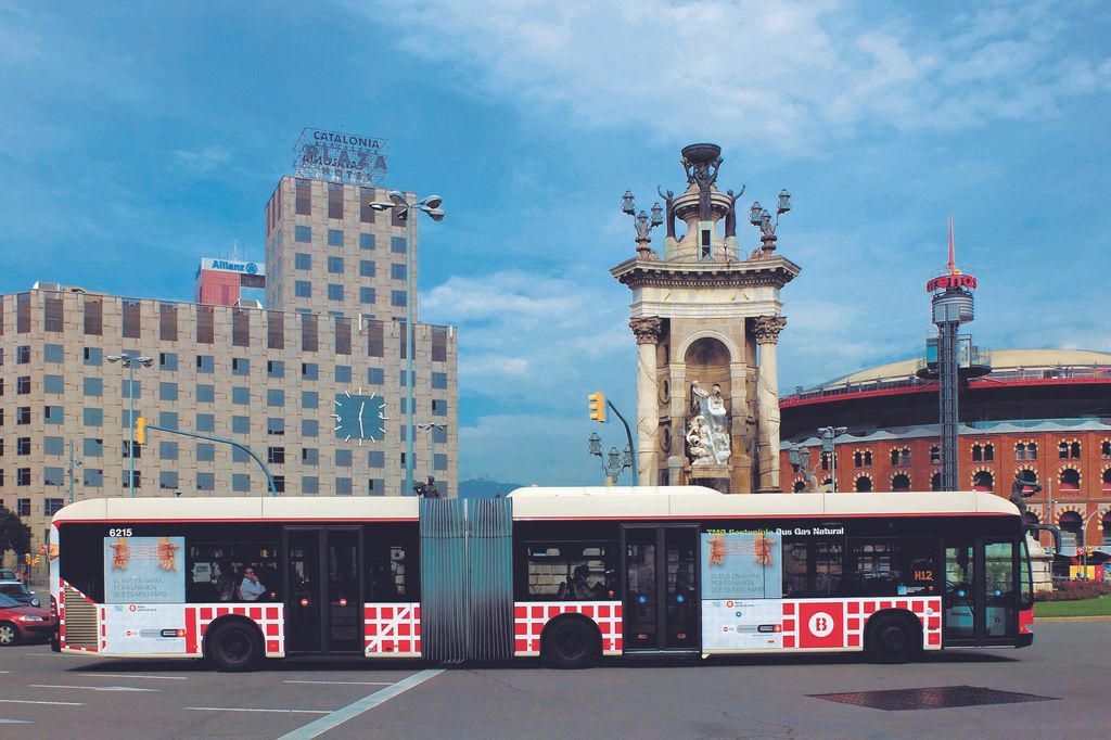 Autobús articulat passant per la plaça d'Espanya