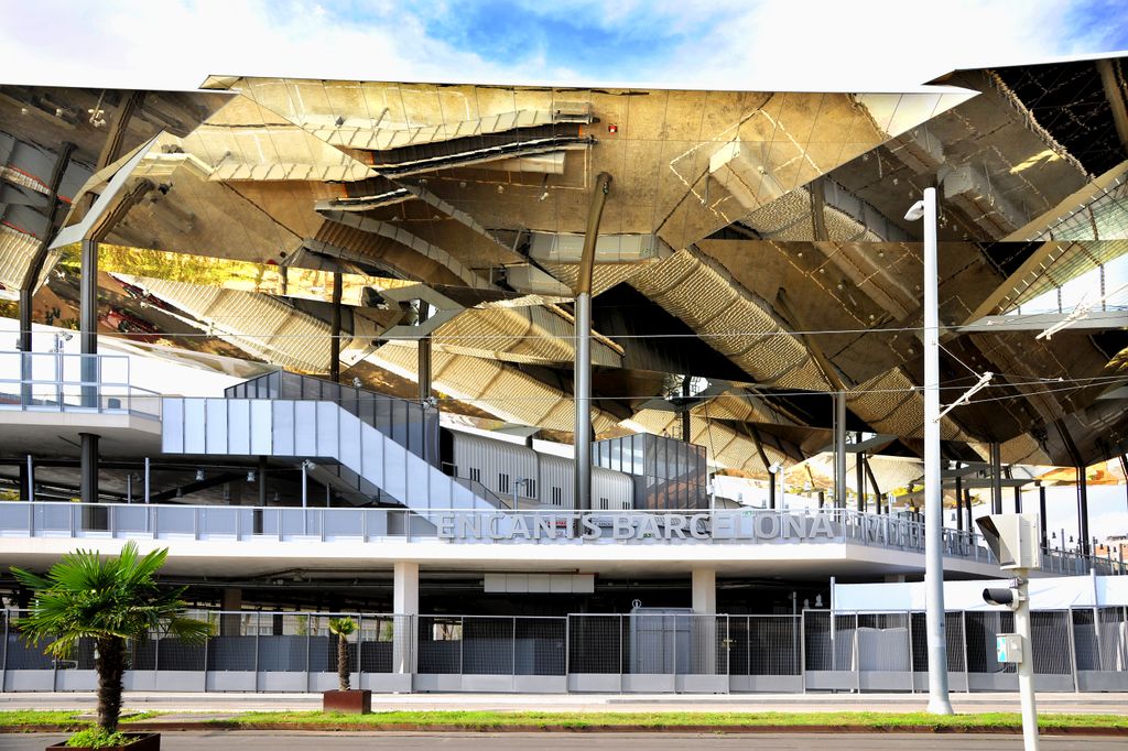 Mercat Encants Vells Fira de Bellcaire. Part central de la construcció i rètol