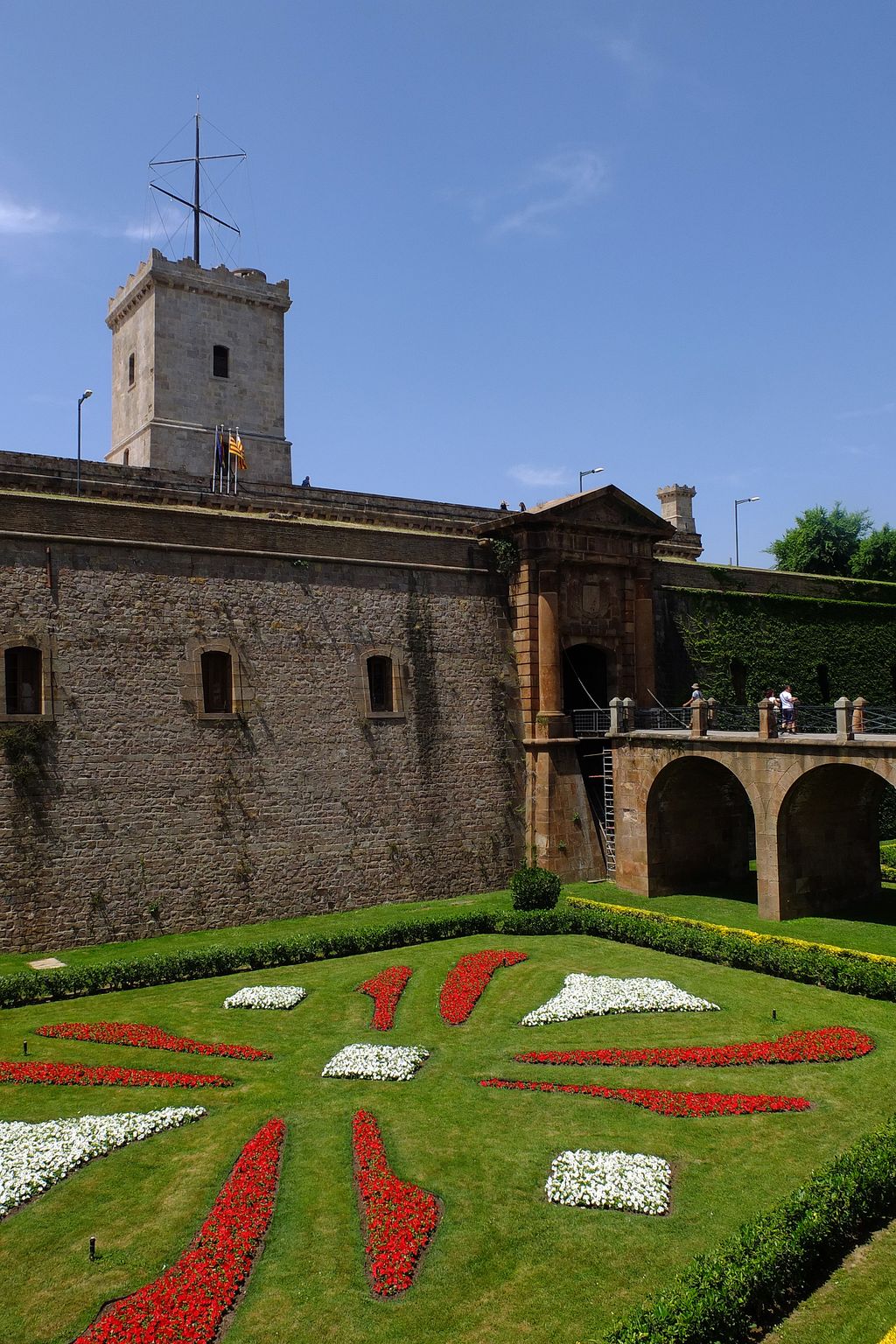 Castell de Montjuïc i fossar d'entrada