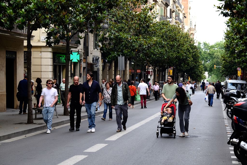 Gran de Gràcia de vianants. Persones passejant pel mig del carrer