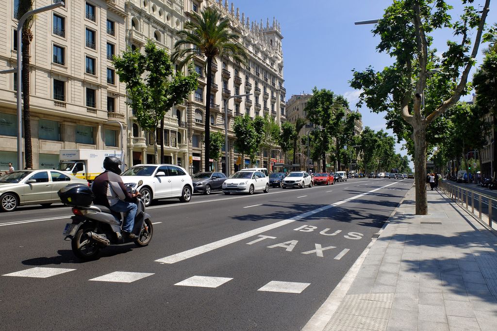 Avinguda Diagonal. Carrils de bus-taxi