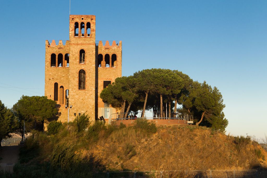 Mirador i castell de Torre Baró al capvespre