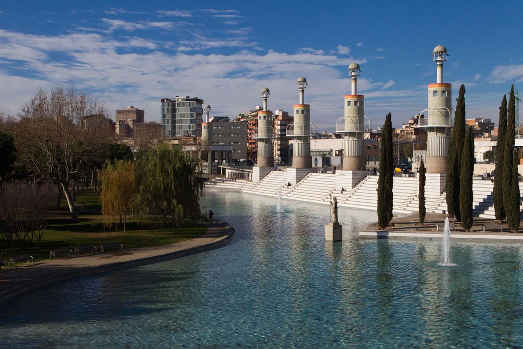Parc de l'Espanya Industrial. Llac i torres-far