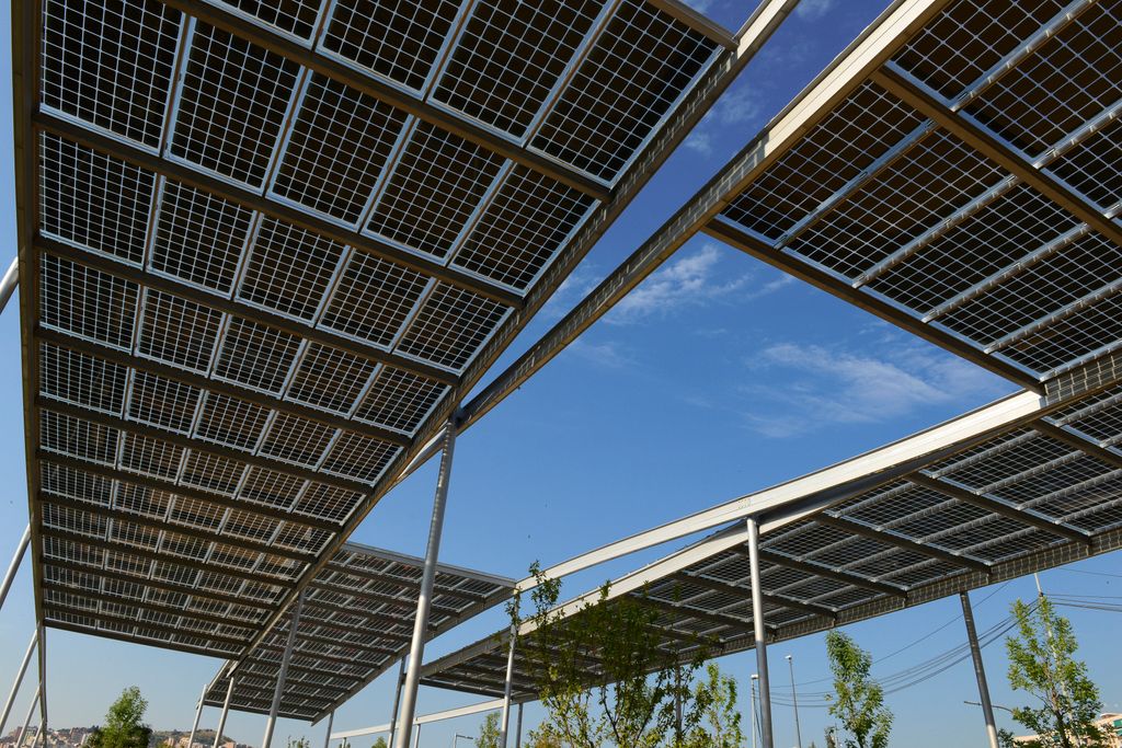 Pèrgola solar fotovoltaica al parc de les Rieres d'Horta