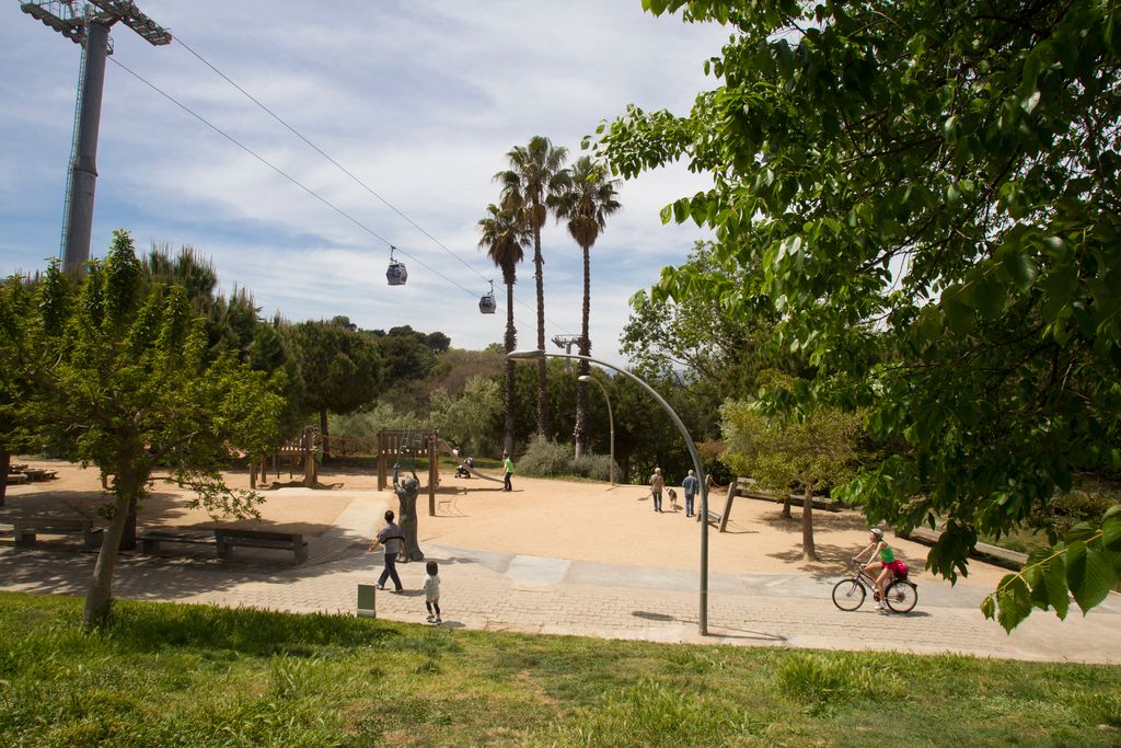 Jardins de Joan Brossa amb les línies del Telefèric