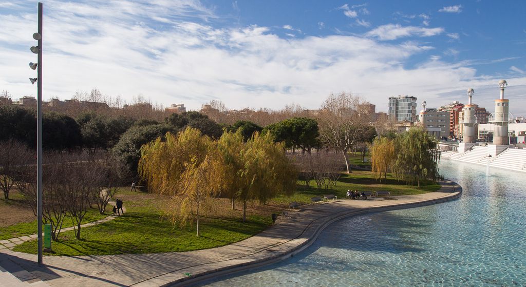Parc de l'Espanya Industrial. Llac i torres-fars