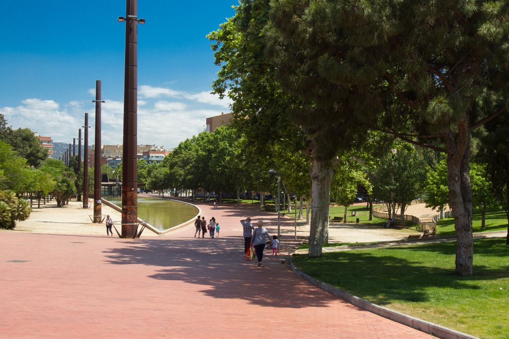 Parc de la Maquinista de Sant Andreu. Camí enrajolat vermell i làmina d'aigua