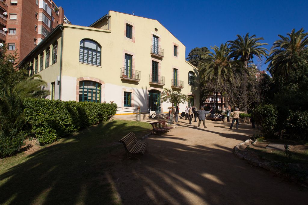 Jardins de Can Castelló amb un grup de persones fent exercici