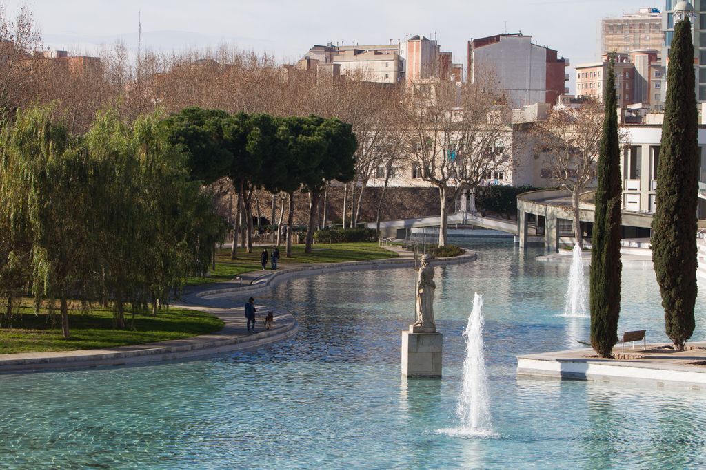 Parc de l'Espanya Industrial. Llac amb l'estàtua de Neptú (escultura)