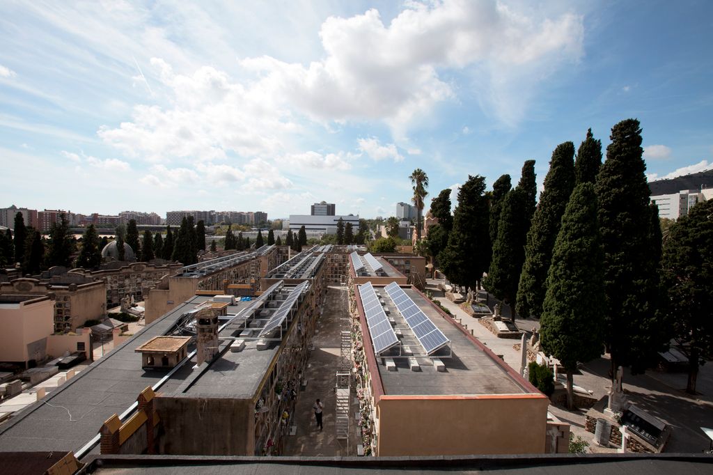 Plaques solars fotovoltaiques al cementiri de les Corts