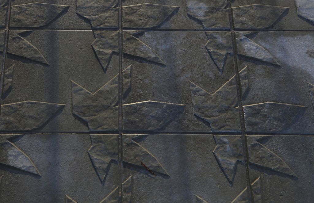 Panot en forma de fulla de plataner pel paviment de l'avinguda Diagonal