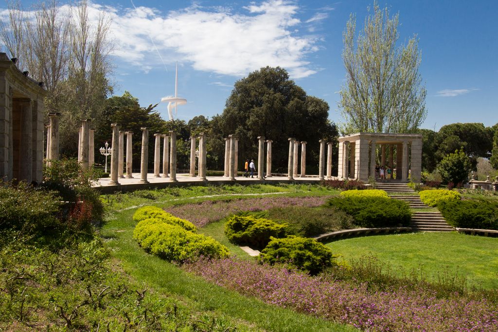 Jardins de Joan Maragall. Terrassa amb un passeig de columnes