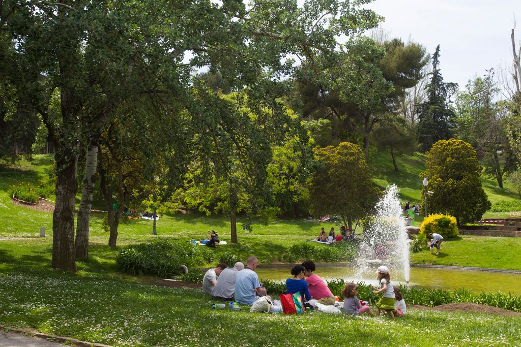 Jardins de Mossèn Cinto Verdaguer. Llac amb sortidor