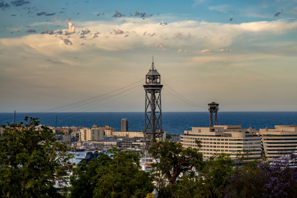 Vistes de Barcelona des de l’Hotel Miramar, en què es pot contemplar en la part central de la foto la torre del telefèric del Port i un costat de l’edifici del World Trade Center Barcelona, entre altres edificis al voltant, i de fons el mar