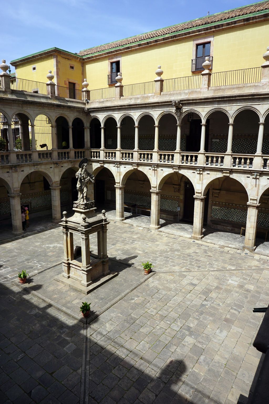 Casa de Convalescència. Pati i estàtua