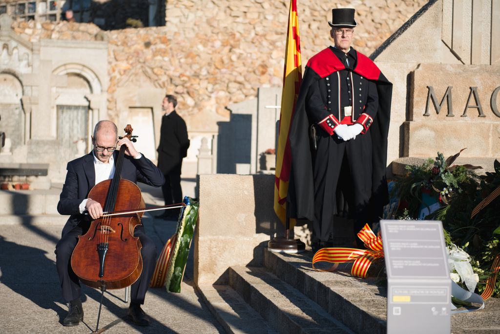 El violoncel·lista Luís Heras davant de l'ofrena al monument de Francesc Macià