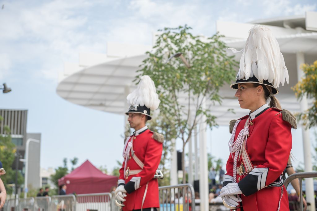 Dos membres de la Guàrdies Urbana amb uniformes de gala en la benvinguda de les noves promocions de policies