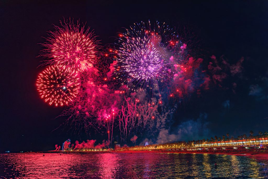 Focs artificials a la platja de la Barceloneta durant el XXIV Festival Pirotècnic Internacional