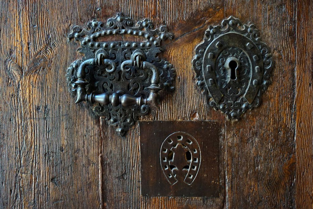 Casa de Convalescència. Ferradura de l'escut d'armes del benefactor Pau Ferran