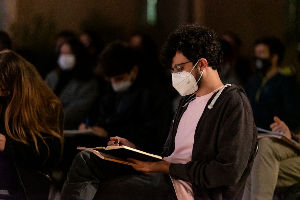 Un assistent al diàleg "Capitalisme de plataforma" de la Biennal de pensament, prenent notes en una llibreta