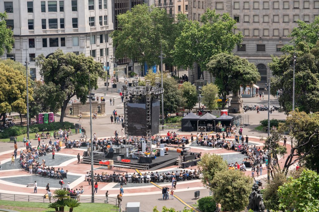 Vista en altura de la plaza Catalunya centrada en la instalación efímera "Cuina urbana" y tente alrededor de la mesa circular