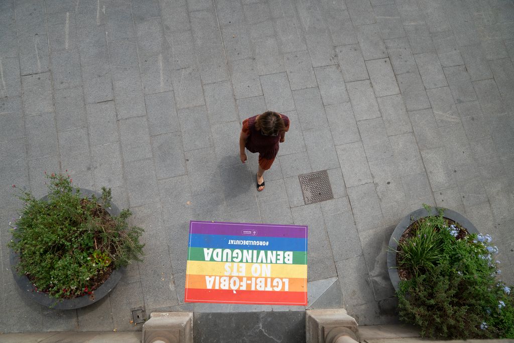 Vista zenital de l’estora amb el lema "LGTBIfòbia, no ets benvinguda" sobre l’arc de Sant Martí a l’entrada de la seu del Districte de Sant Andreu