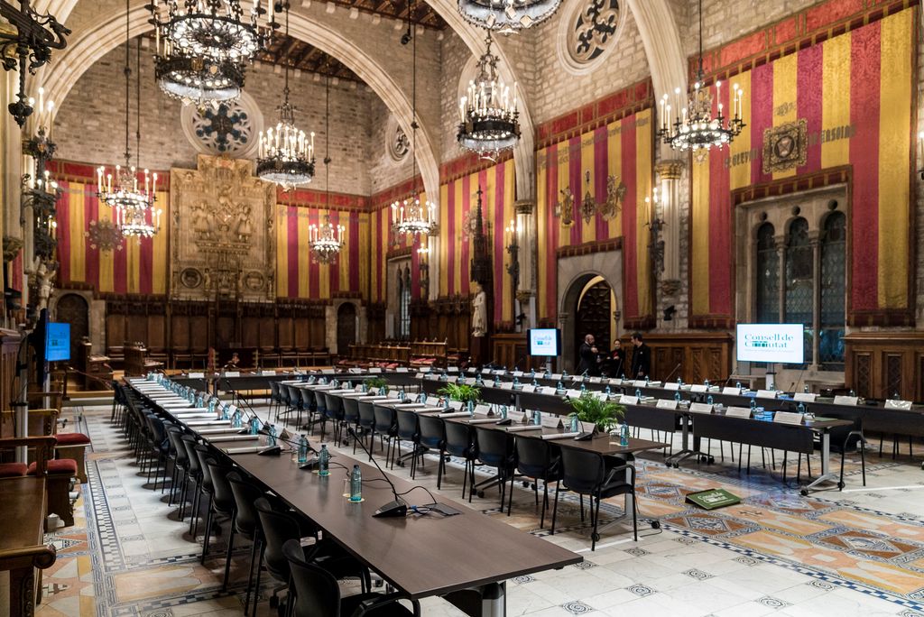 Consell de Cent preparat amb taules i cadires per acollir el Consell de Ciutat