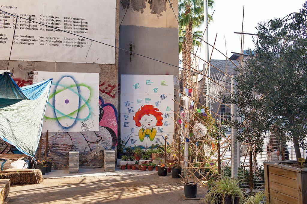 Ocupació del solar sota el mural "Ravalejar" per part del Bio Bui(l)t – Espai Txema