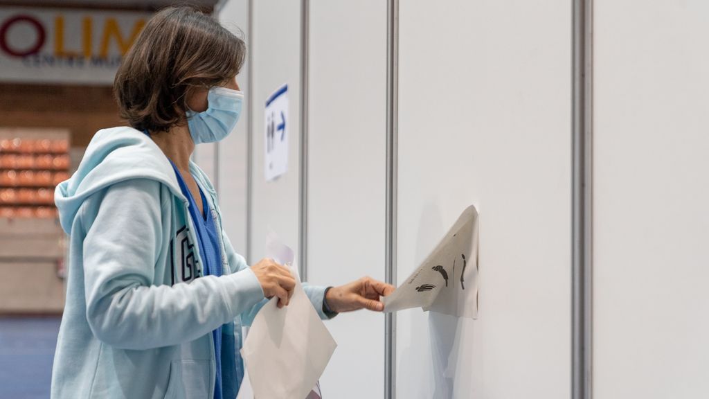 Una sanitària retira els cartells dels plafons