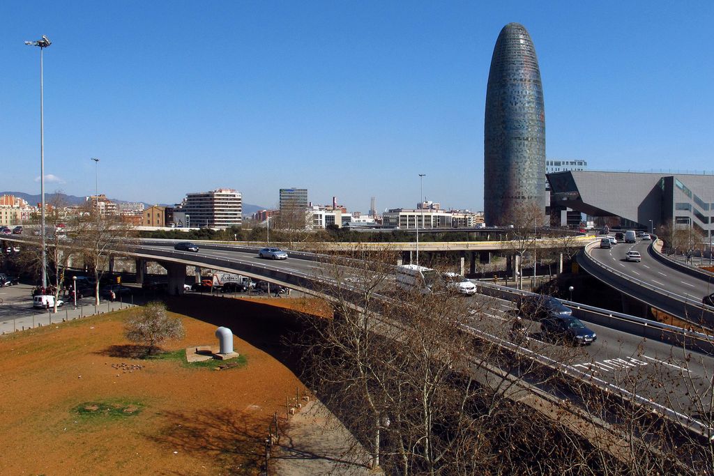 Març 2012. Vehicles circulant per la plataforma elevada de la gran via de les Corts Catalanes a l’altura de la plaça de les Glòries amb el parc central