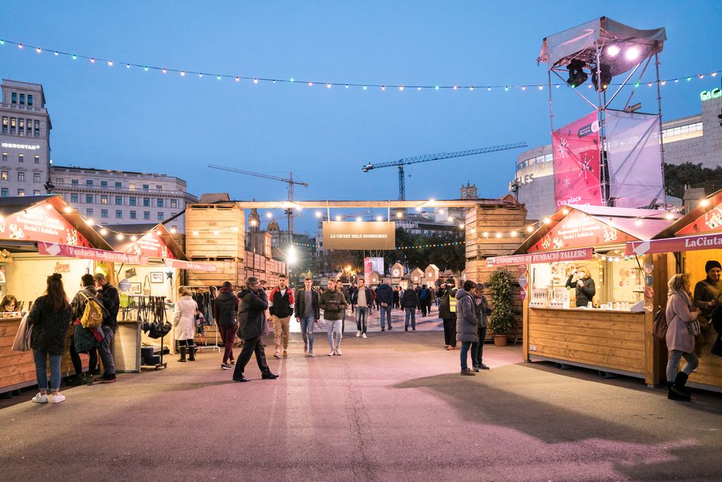 Vista de la Plaça de Catalunya amb la Fira i la Ciutat dels Somriures