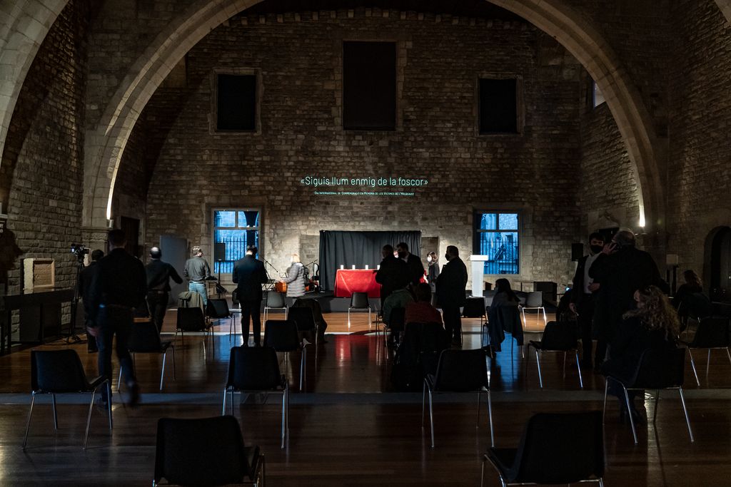 Saló del Tinell amb el muntatge de la sala perquè tingui lloc l'acte d'homenatge a les víctimes del nazisme