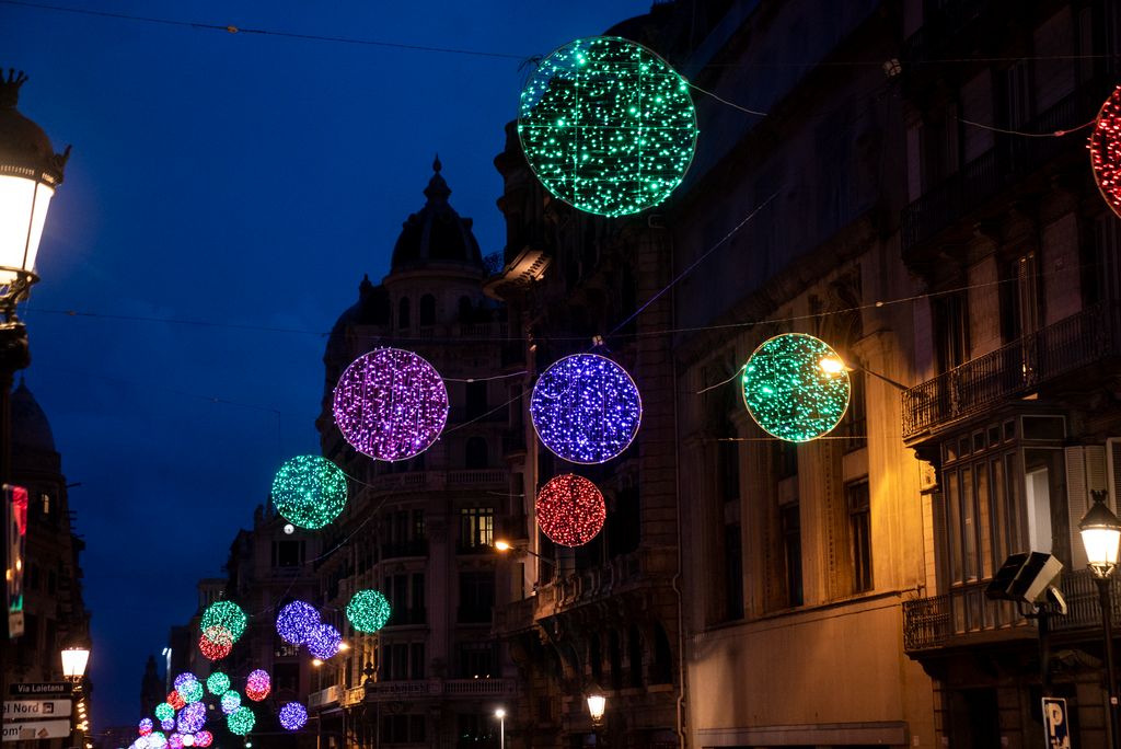 Detall de la il·luminació nadalenca a la via Laietana