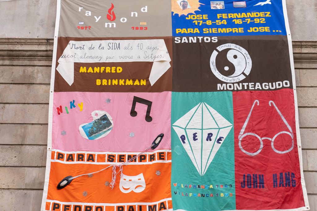 Detalle del tapiz del Memorial del Sida 2023 en la fachada del Ayuntamiento de Barcelona