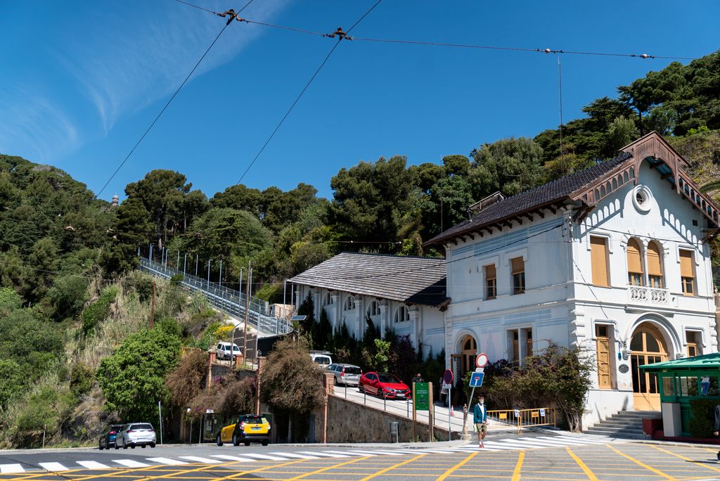 Exterior de l'edifici del funicular del Tibidabo a la plaça del Doctor Andreu