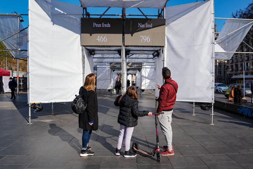 Una família s'atura per veure els passadissos comptadors de les persones que diuen que tenen els peus freds o el nas fred