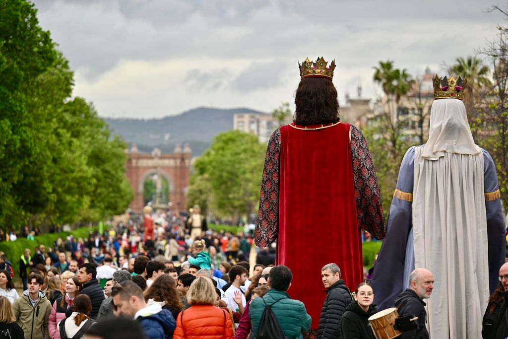 Ball dels gegants de la Ciutat al passeig de Lluís Companys amb motiu de la trobada pels 600 anys de gegants a Barcelona.