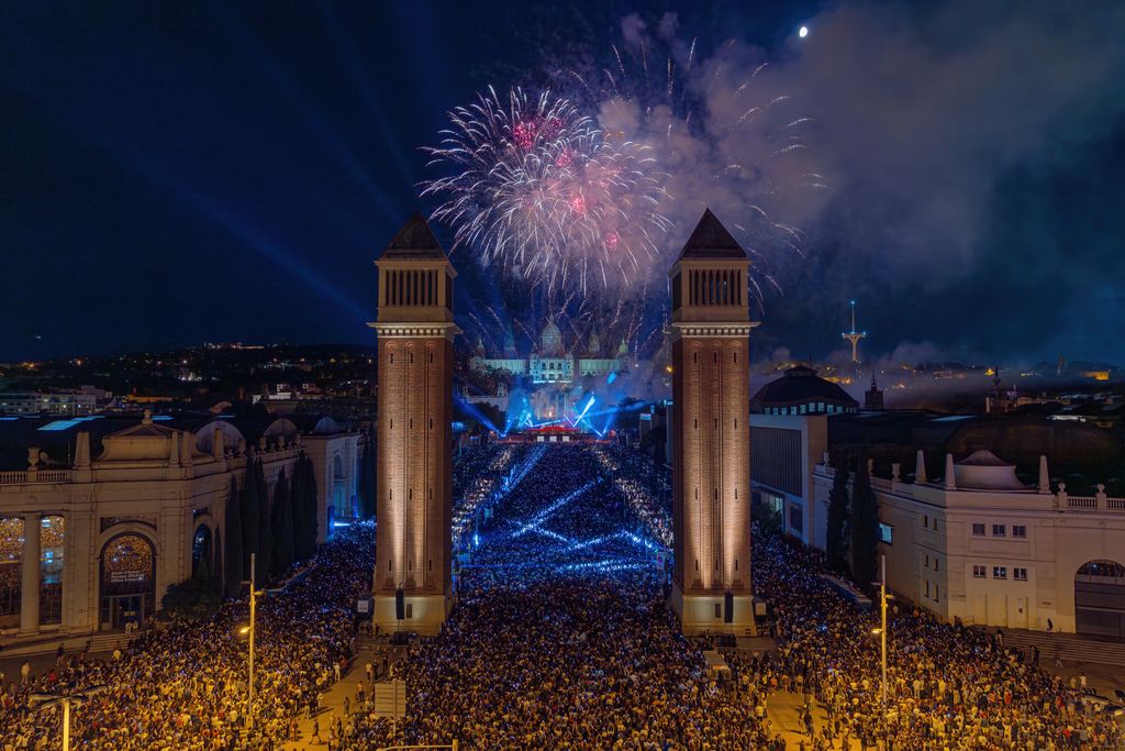 Vista de l’avinguda de la Reina Maria Cristina durant el Piromusical de la Mercè, amb els focs artificials sobre el Palau Nacional