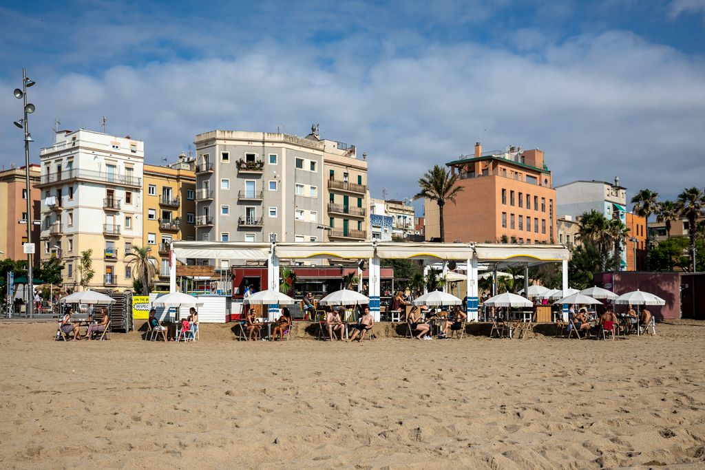 Guingueta de la platja amb les taules a la sorra separades amb la distància de seguretat