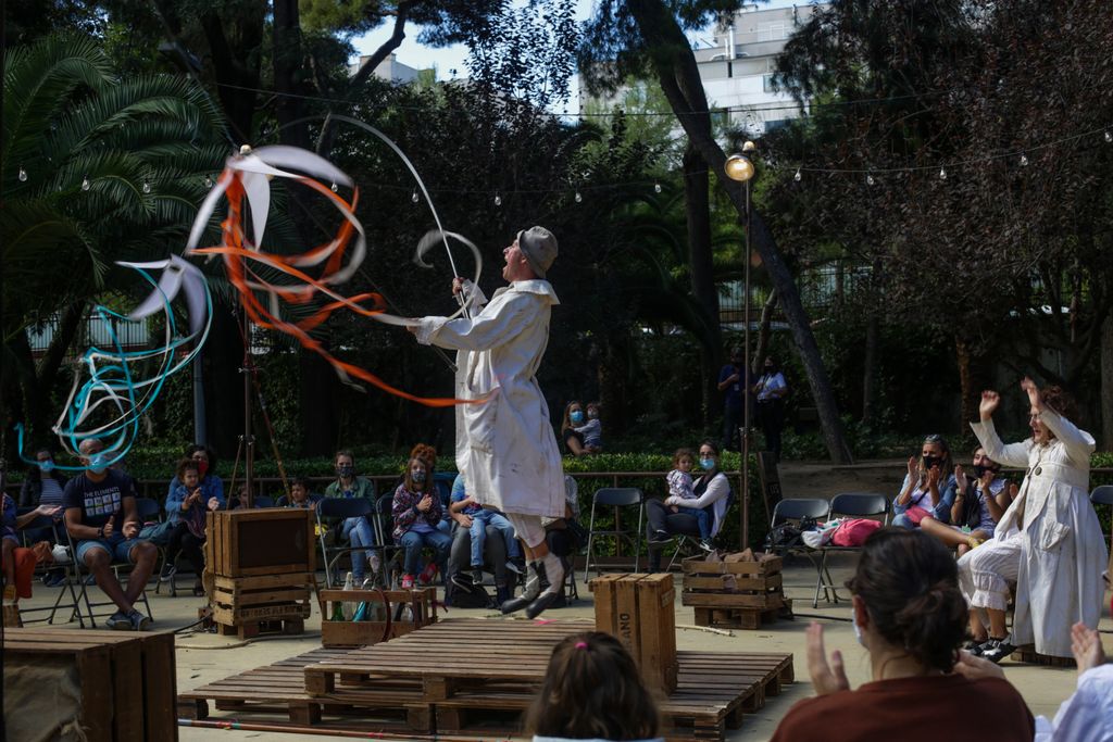 Espectacle "Nàufrags" de La Industrial Teatrera al jardí dels Drets Humans dins del "MAC Festival" amb motiu de la Mercè 2020 