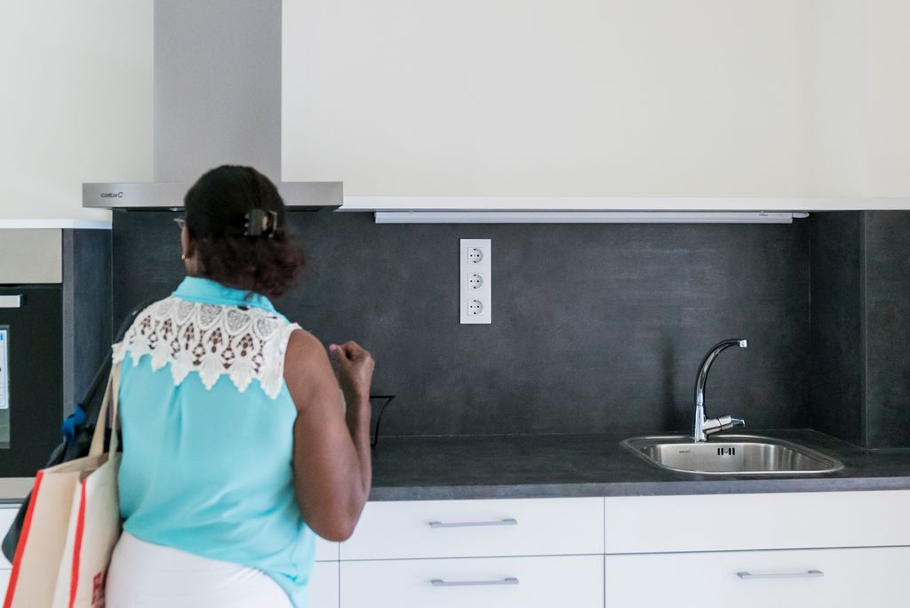 Dona a la cuina d'un dels apartaments dels Habitatges amb serveis per a gent gran Quatre Camins