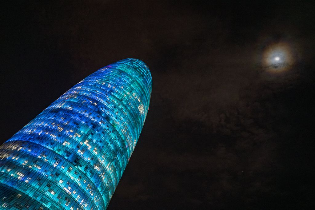 La Torre Glòries il·luminada durant el Festival Llum BCN 2025.