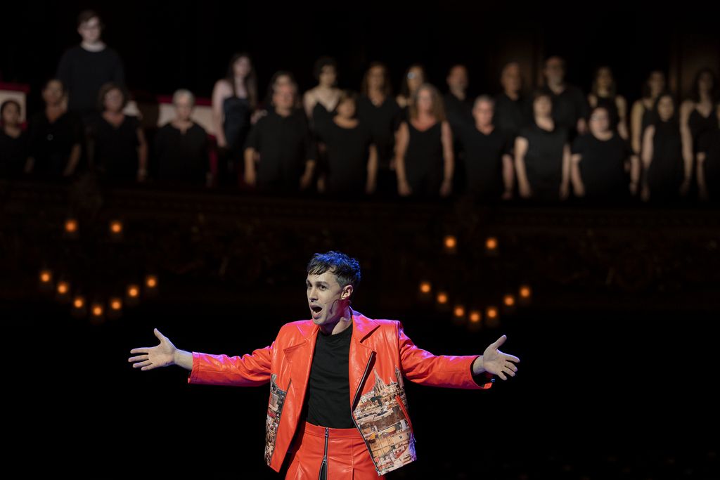 Joan Sáez, caracteritzat per a l’ocasió, cantant durant la representació de l’òpera ‘La Gata Perduda’ del projecte europeu TRACTION al Gran Teatre del Liceu. Al seu darrere, el cor amateur del barri del Raval cantant.