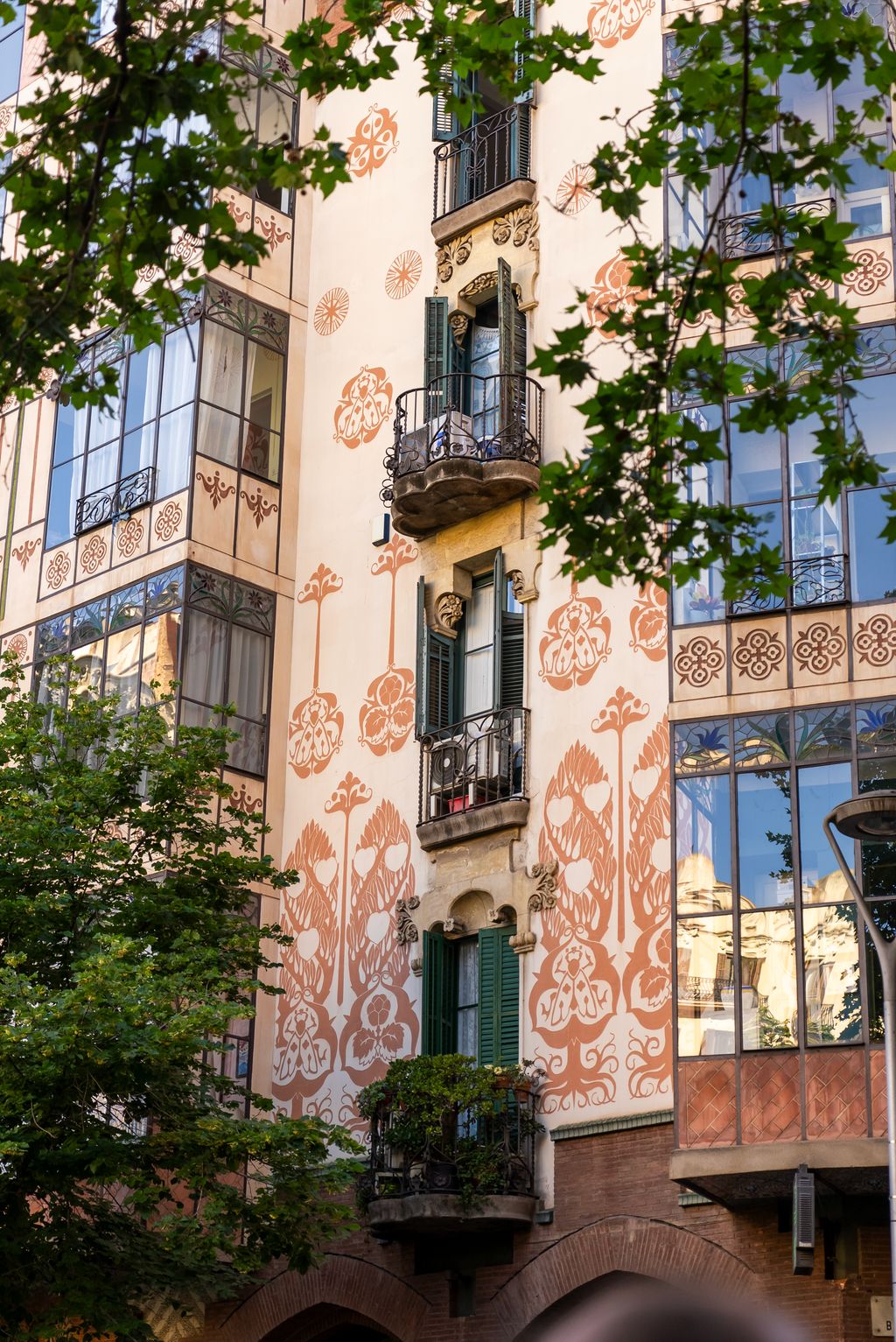 Detall dels esgrafiats de la Casa Llopis Bofill al carrer de València 339, que és un dels edificis visitants a l'itinerari 'La Barcelona esgrafiada'