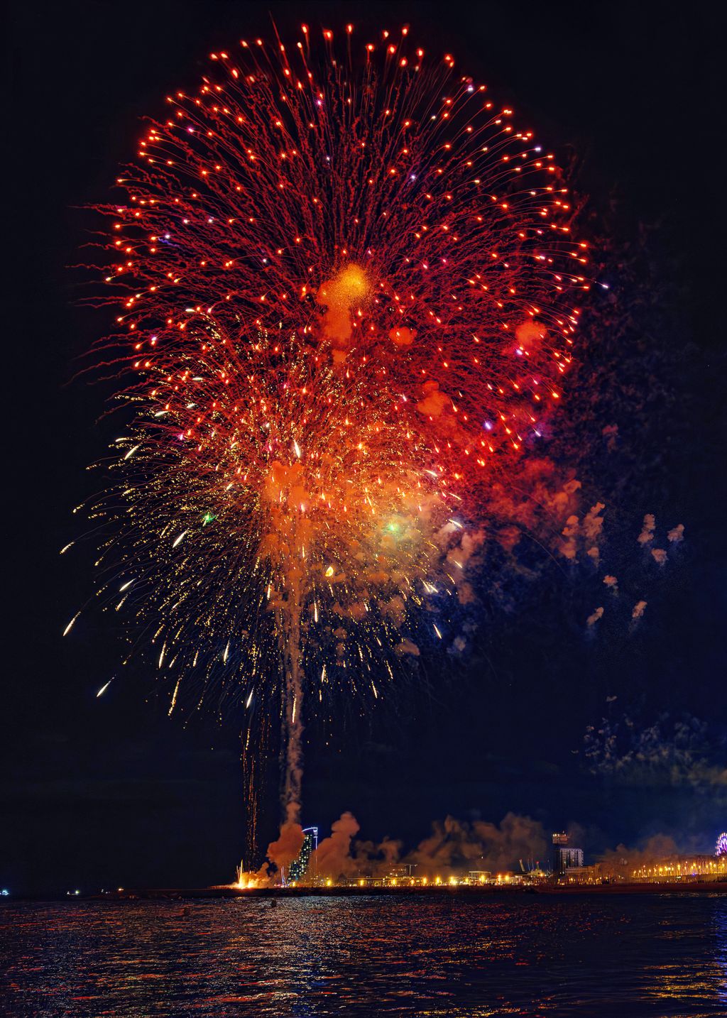 Focs artificials a la platja de la Barceloneta durant el XXIV Festival Pirotècnic Internacional