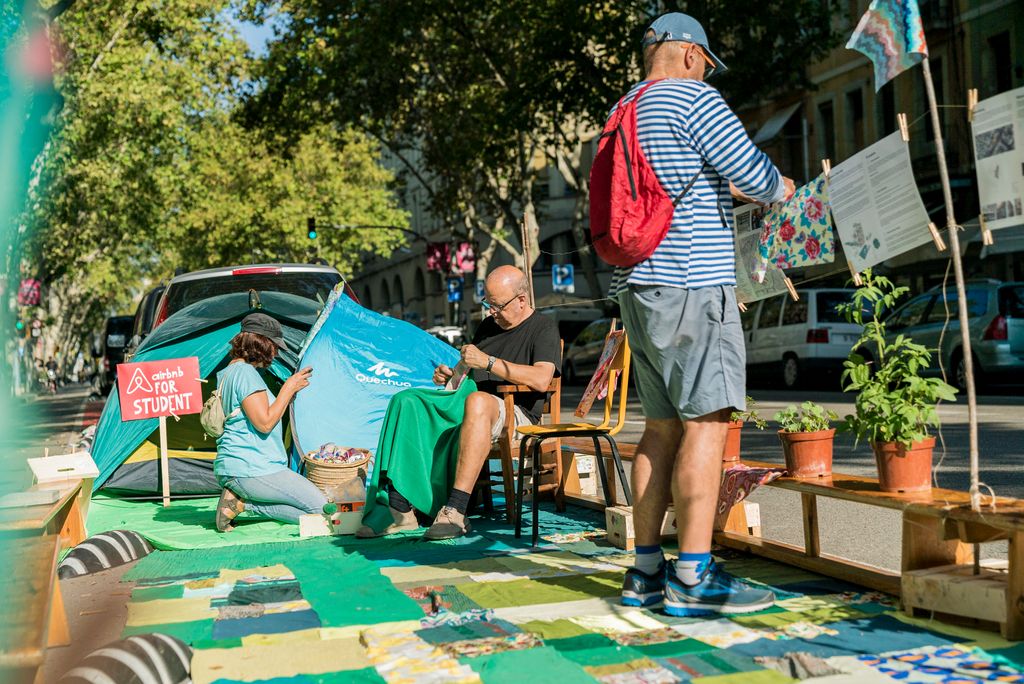 Home cosint al mig de la Ronda de Sant Pau durant el Parking Day