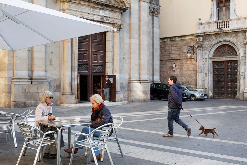 Dones assegudes a una terrassa a la Plaça de la Mercè