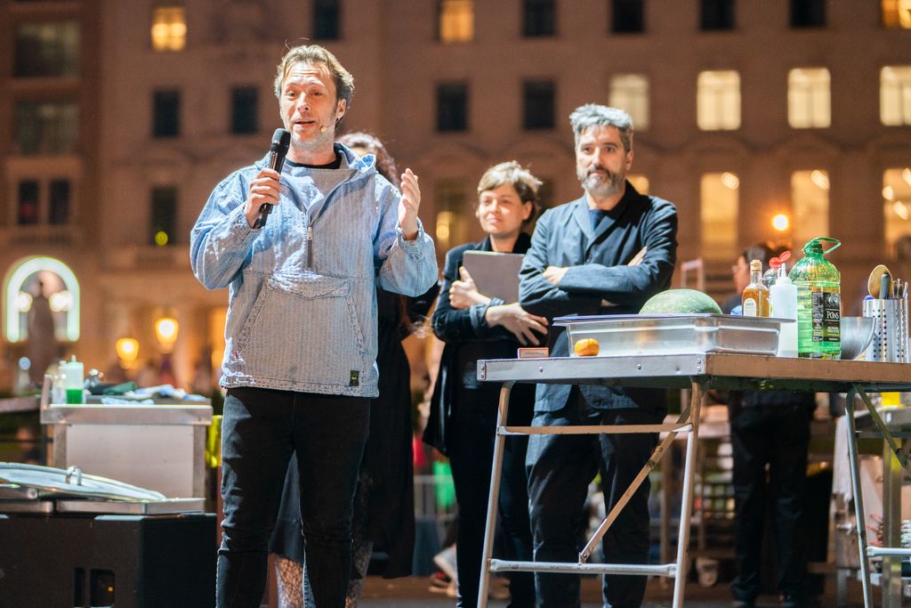 Un dels responsables de la Plataforma Aprofitem els Aliments explica el projecte i l'elaboració del sopar que se serveix a la plaça de Catalunya