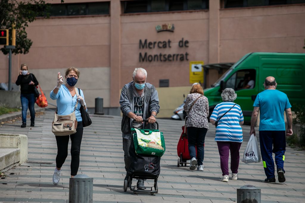 Gent anant i venint de fer compres al Mercat de Montserrat