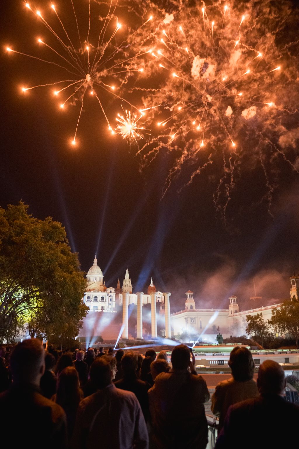 Focs artificials sobre el Museu Nacional d'Art de Catalunya (MNAC) i les Quatre Columnes durant el Piromusical amb motiu de la Mercè 2024.